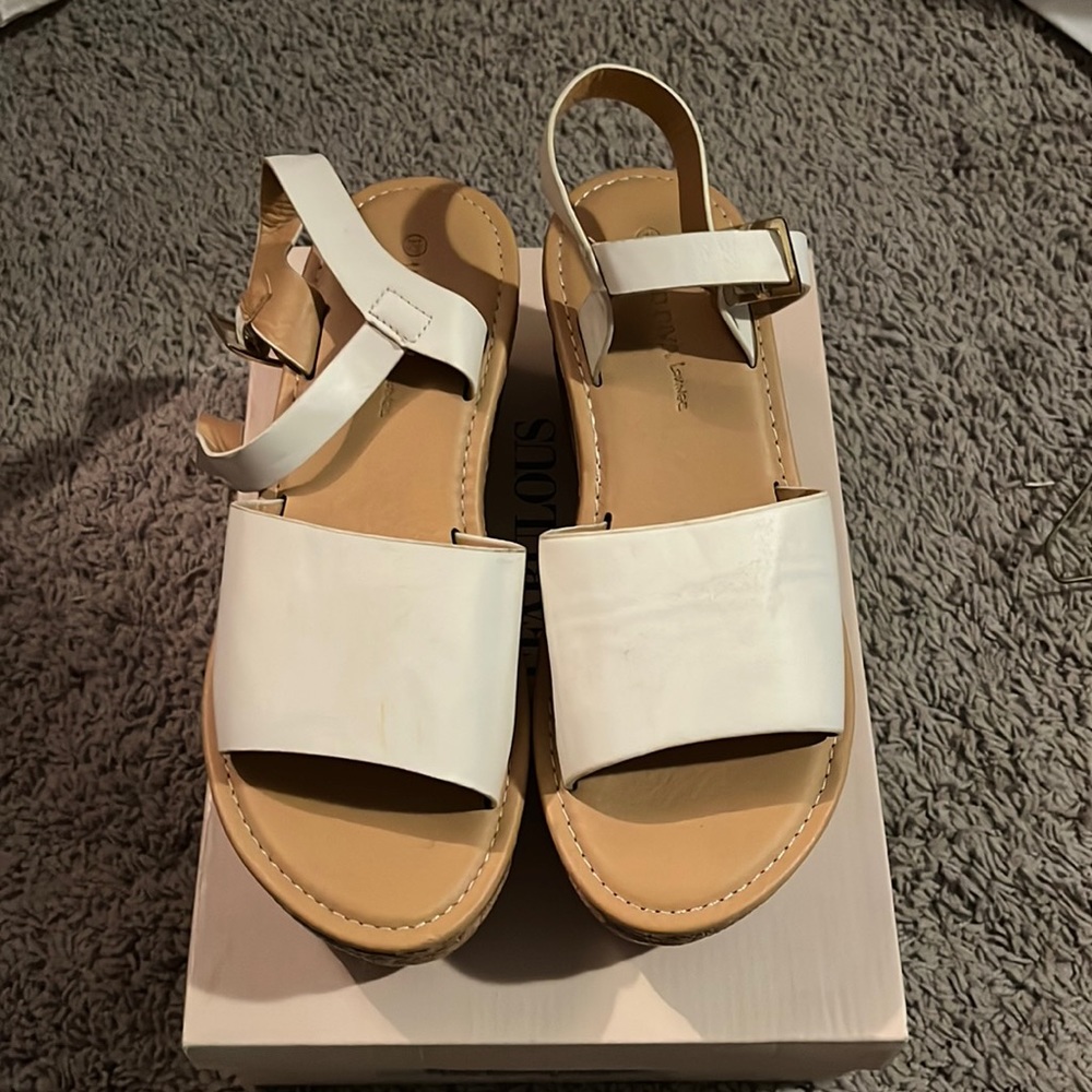 Wild Diva like new white flat form sandals